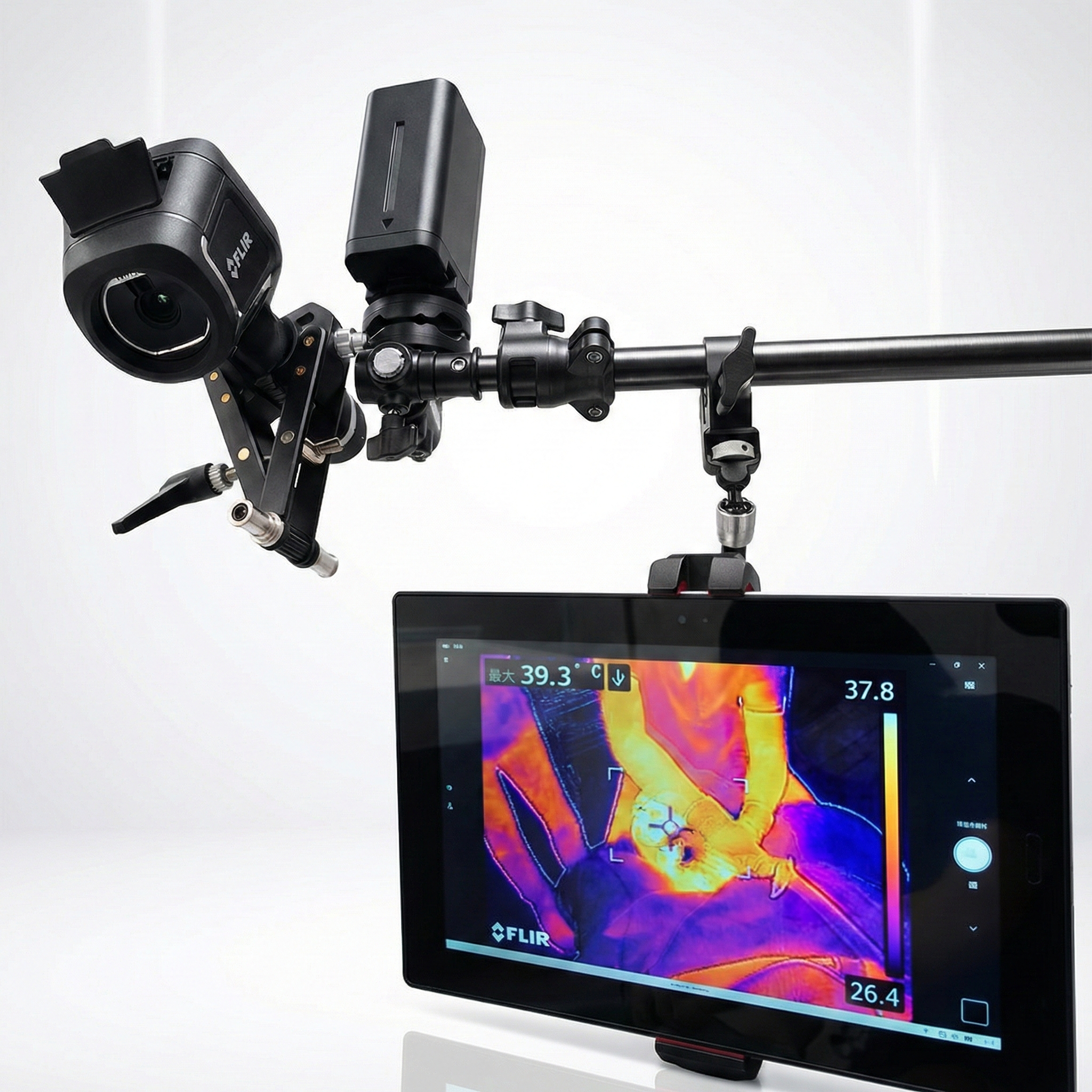 サーマルカメラを用いて肌温度をリアルタイム監視します。